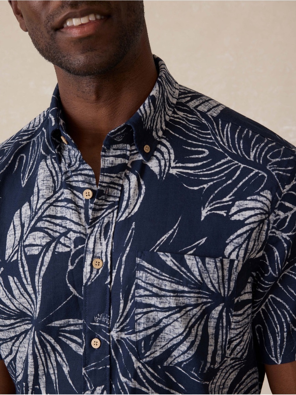 Faherty | S/S Breeze Shirt | Linen Blend | Navy Perro Tropical | Size Large